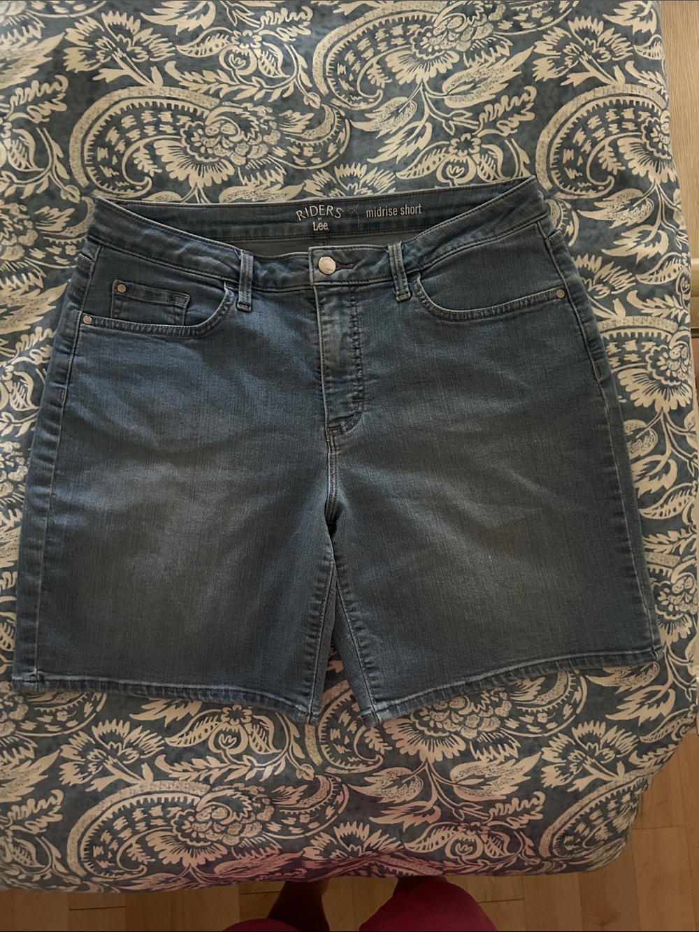 Women’s size 12 riders by Lee mid rise short